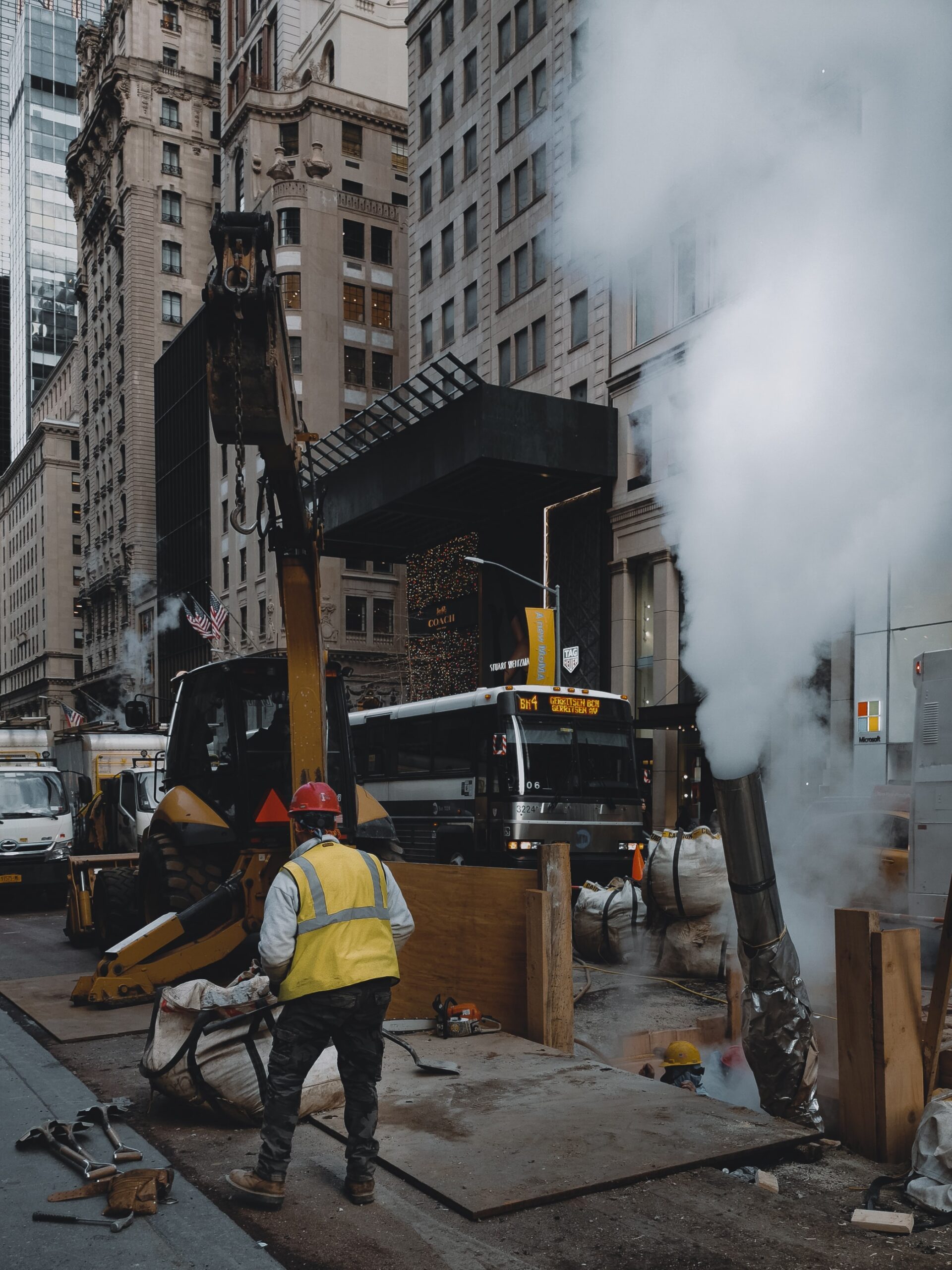 picture of workers at a construction site.