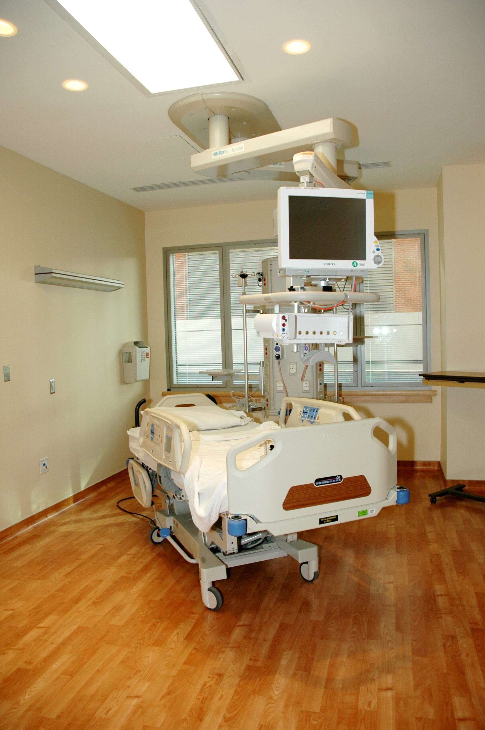 a picture of a machine in the hospital.